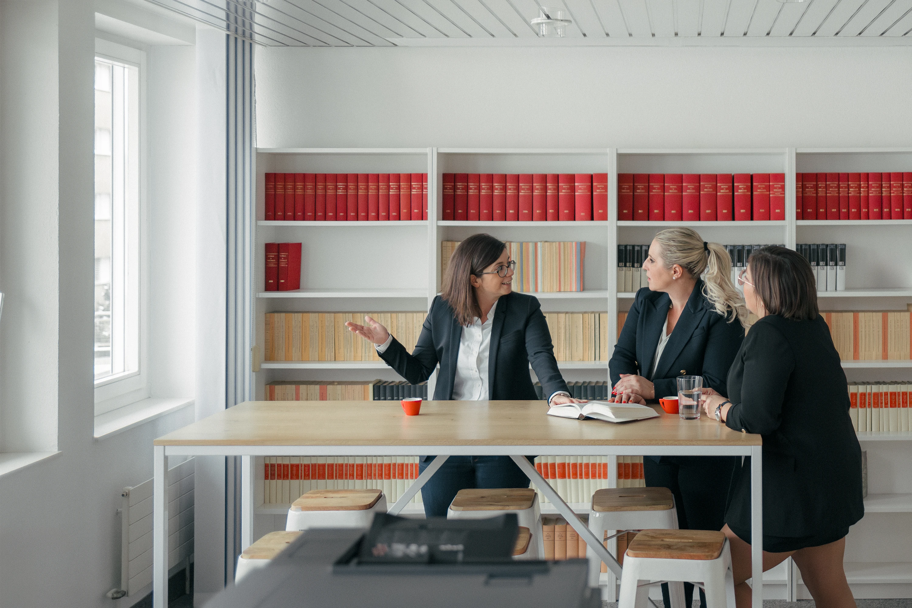 Anne-Sophie Brady, Anne-Laure Simonet et Jillian Fauguel discutant autour d'une table haute.